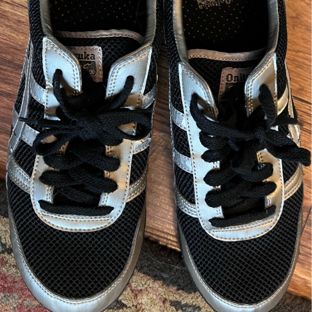 Onitsuka Tiger ULTIMATE 81 
Black/Onyx/zinc 
Unisex US size 10
$45. $240